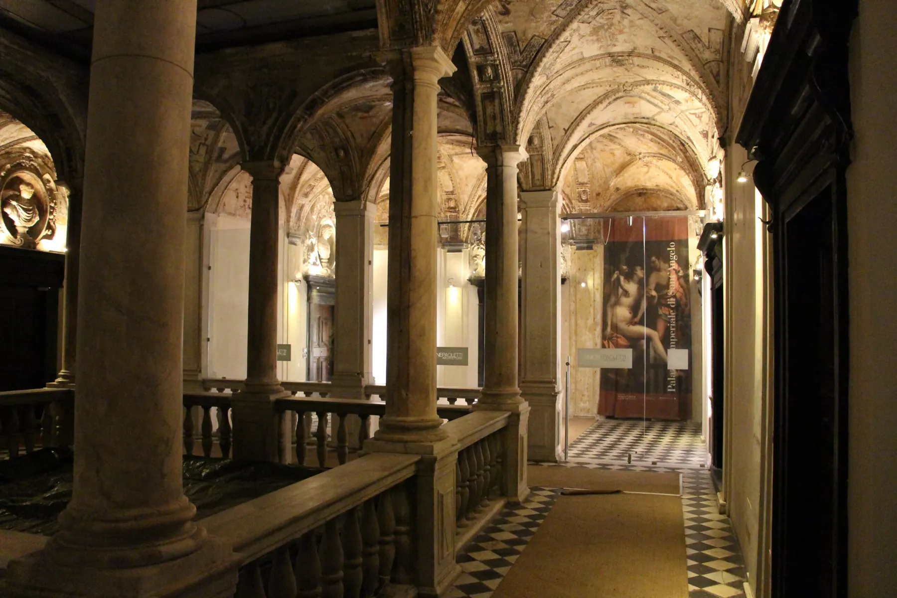 Loggia del primo piano di Palazzo Imperiale affacciata sul cortile