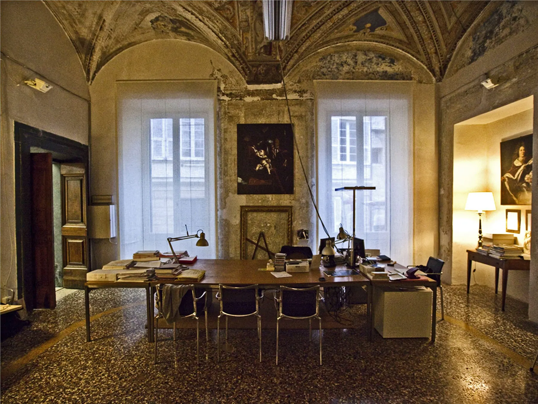 La sala di lavoro dello studio, sotto le volte affrescate di Palazzo Imperiale